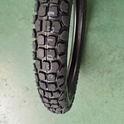 35% à 55% de teneur en caoutchouc Dans les pneus de motocyclettes 3,00-18 pour une longue durée de vie de 20000 KM