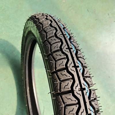 Pneus sans tube pour motocyclettes 3,00-18 5000 pièces par jour Capacité de production pour le marché africain
