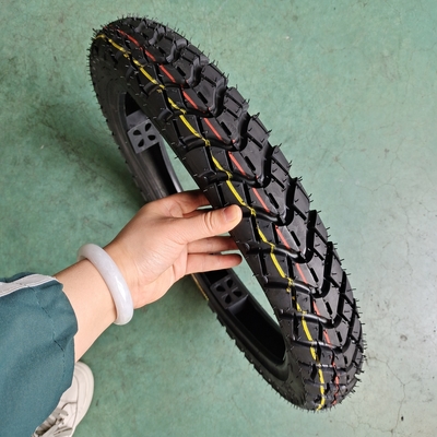 Pneus de moto 2.75-17 sans tube de classe A 5000 pièces par jour Production avec conception profonde