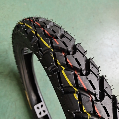 Pneus de moto 2.75-17 sans tube de classe A 5000 pièces par jour Production avec conception profonde