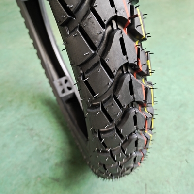 Chargement de pneus de moto Port Qingdao Port 2.75-17 Délai de livraison Dans les 25 jours