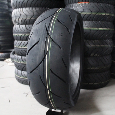 Contenu en caoutchouc de 35% à 45% 190/55/17 Pneus de motocyclettes Pneus sans tube 190/55/17 pour Superior