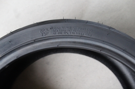 Contenu en caoutchouc de 35% à 45% 190/55/17 Pneus de motocyclettes Pneus sans tube 190/55/17 pour Superior