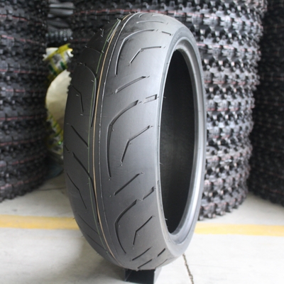 Contenu en caoutchouc de 35% à 45% 180/55/17 TL Pneus sans tube pour motocyclettes destinés au port de Qingdao
