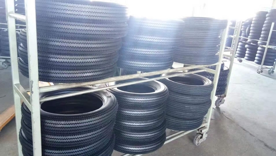 Pneus de moto à dent de scie 4.50x17 450-17 450/17 pour le port de chargement Port de Qingdao