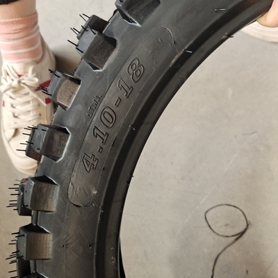 Pneus de moto de grande performance 4.10-18 au port de Qingdao avec une durée de vie de 20000 KM
