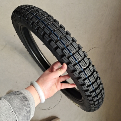 3.00-18 Pneus de moto sans tube pour le marché Durée de vie 20000 KM Contenu en caoutchouc 35%-55%