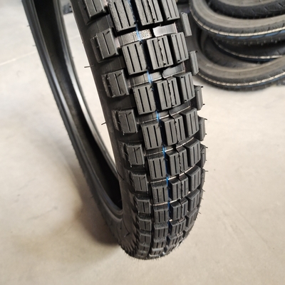 3.00-18 Pneus de moto sans tube pour le marché Durée de vie 20000 KM Contenu en caoutchouc 35%-55%