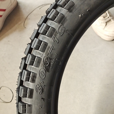 3.00-18 Pneus de moto sans tube pour le marché Durée de vie 20000 KM Contenu en caoutchouc 35%-55%