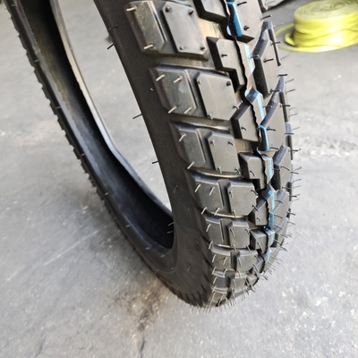 Contenu en caoutchouc 35%-55% 300*18 pneus de motocyclettes pour motocyclettes au port de Qingdao