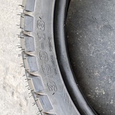 Contenu en caoutchouc 35%-55% 300*18 pneus de motocyclettes pour motocyclettes au port de Qingdao