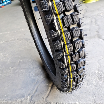 Découvrez une conduite en douceur avec les pneus de moto 2.50-17 et le boîtier des pneus