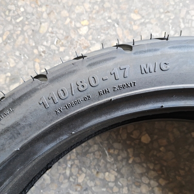 110/80-17 8PR Pneus à haute résistance à la traction de motocyclettes de longue durée pour le marché vénézuélien