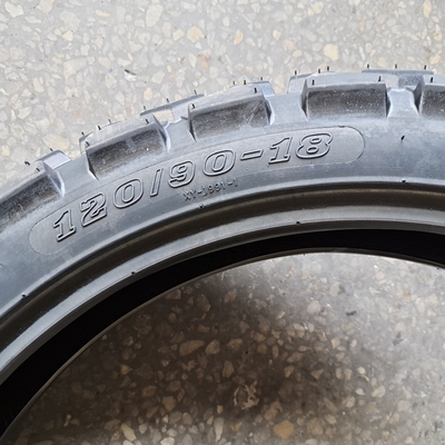 Pneus de motocyclette 120/90-18 fabriqués au port de Qingdao Pneus pour la stabilité en ligne droite