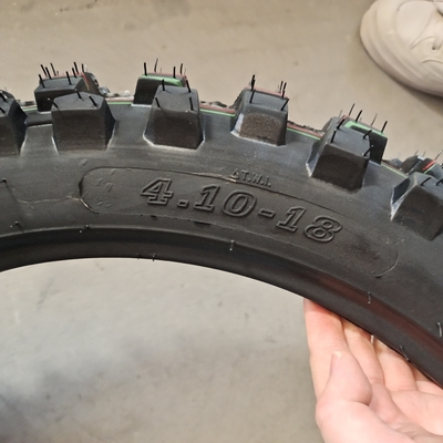 410-18 Pneus de moto hors route du port de chargement du port de Qingdao et 4,8 kg