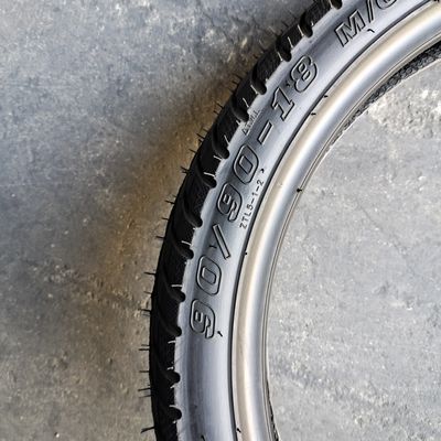 Super 6PR/8PR pneu en caoutchouc pour moto 90/90-18 90.90.18 avec une teneur en caoutchouc de 35% à 45%