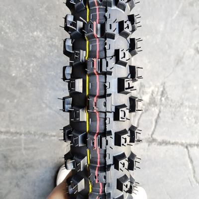 13000PCS Charge QTY/40'HQ Pneus de moto 80/100-19 avec une teneur en caoutchouc de 35% à 45%
