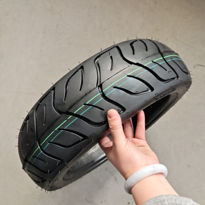 5000 pièces par jour Capacité de production 13 pouces sans tube 130/70-13 pneus de moto