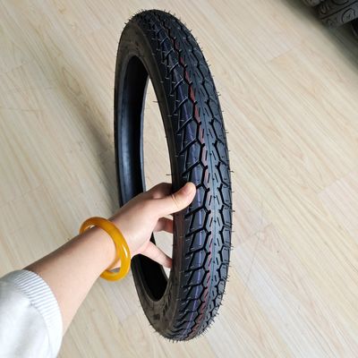 Capacité de production 5000 pièces par jour Pneus de moto 70/100-17 sans tube pour scooter