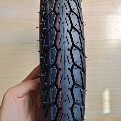 Capacité de production 5000 pièces par jour Pneus de moto 70/100-17 sans tube pour scooter