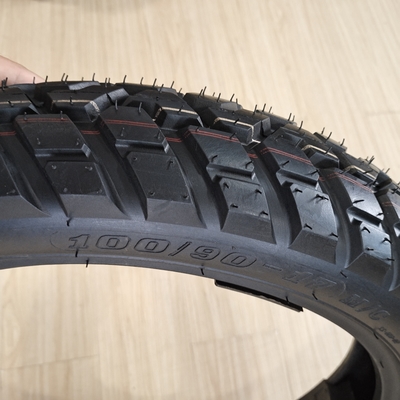 Développement en profondeur de pneus de motocyclettes OEM 100/90-17 110/90-17 TT/TL avec 35% à 55% de teneur en caoutchouc