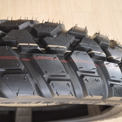 Développement en profondeur de pneus de motocyclettes OEM 100/90-17 110/90-17 TT/TL avec 35% à 55% de teneur en caoutchouc