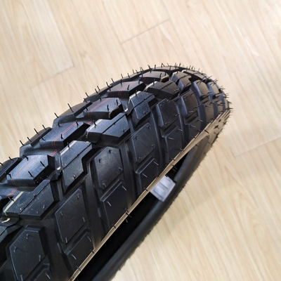 Développement en profondeur de pneus de motocyclettes OEM 100/90-17 110/90-17 TT/TL avec 35% à 55% de teneur en caoutchouc