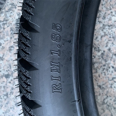 Super pneu de moto 130/90-10 avec 35% à 55% de caoutchouc et longue durée de vie