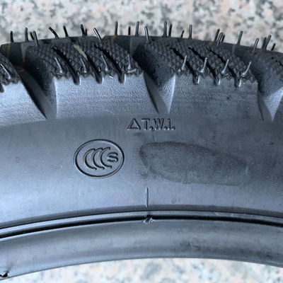 20000 KM Durée de vie 90/90-18 Pneus de moto avec une capacité de production quotidienne de 5000 pièces