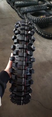 Chargement du port de Qingdao Pneus populaires pour motocyclettes 110/100-18 120/90-18 120/100-18 3.00-17