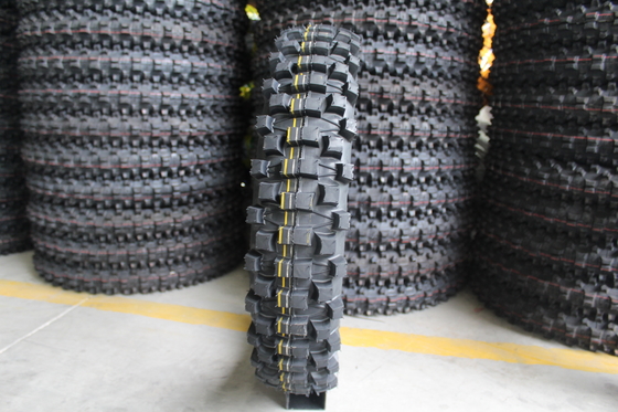 Chargement du port de Qingdao Pneus populaires pour motocyclettes 110/100-18 120/90-18 120/100-18 3.00-17