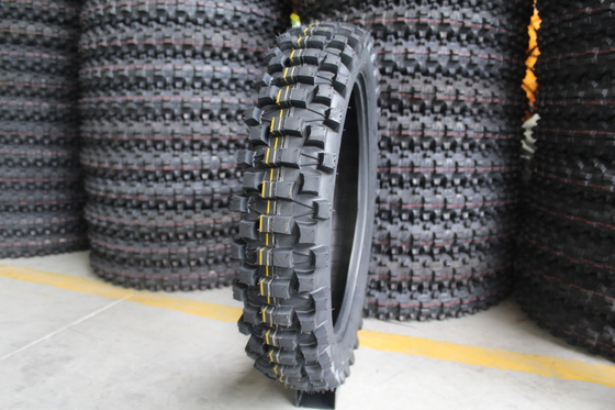Chargement du port de Qingdao Pneus populaires pour motocyclettes 110/100-18 120/90-18 120/100-18 3.00-17