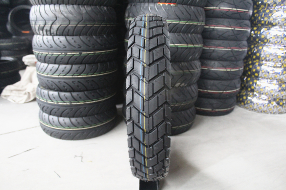 110/90-16 110/90-17 Pneus pour motocyclettes et pneumatiques sans tube Super contenant 35% à 45% de caoutchouc