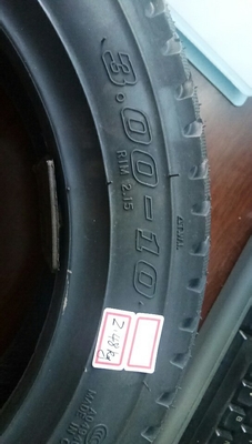 Top- 3.00-10/30010 Pneus de moto avec 6PR/8PR et 30% à 55% de caoutchouc