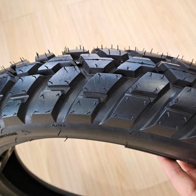 Marché africain Pneus sans tube pour motocycle 100/90-17 avec et 5000 pcs production quotidienne