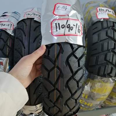 16 pouces 110/90-16 pneus de moto sans tube au port de Qingdao avec une pression d'air de 280kpa