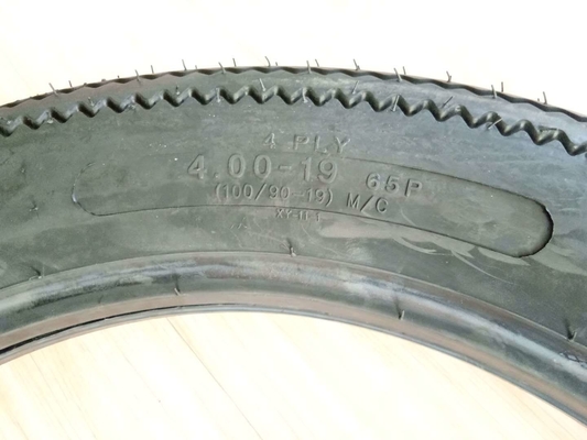 150 km/h Vitesse à dent de scie Modèle de pneu sans tube de motocycle 4.00-19 pour le marché africain