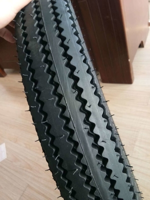 150 km/h Vitesse à dent de scie Modèle de pneu sans tube de motocycle 4.00-19 pour le marché africain