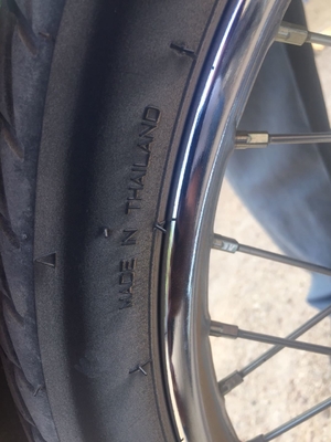 Pneus de motocyclettes 60/100-17 et 70/100-17 à motifs personnalisables pour le marché thaïlandais