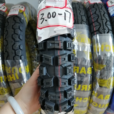 3.00-17 Pneus de moto avec une durée de vie de 20000 KM et une capacité de production de 5000 pièces par jour