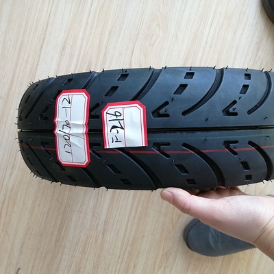 Pneus de moto 120/70-12 sans tube avec une teneur en caoutchouc de 35% à 55% du port de Qingdao