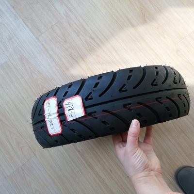 Pneus de moto 120/70-12 sans tube avec une teneur en caoutchouc de 35% à 55% du port de Qingdao
