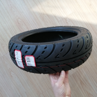 Pneus de moto 120/70-12 sans tube avec une teneur en caoutchouc de 35% à 55% du port de Qingdao
