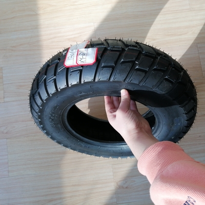 130/90-10 Taille des pneus Des pneus de moto à prix abordable et durables au port de Qingdao