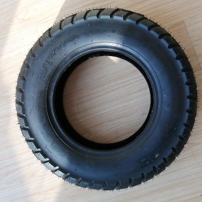130/90-10 Taille des pneus Des pneus de moto à prix abordable et durables au port de Qingdao