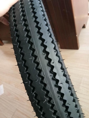 Il a fabriqué des pneus de moto Harley avec le modèle de Fuckstone.