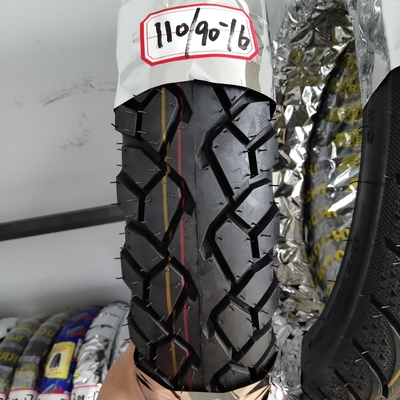 Chargement du port de Qingdao 110/90-16 Pneus de moto avec résistance à la traction 10,5 Performance
