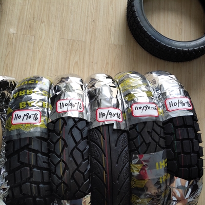 Chargement du port de Qingdao 110/90-16 Pneus de moto avec résistance à la traction 10,5 Performance