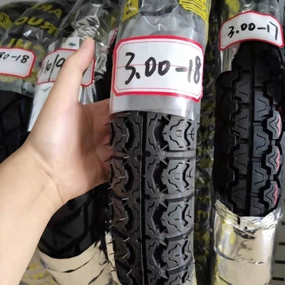 300 18 Pneus de motocyclettes Tubes intérieures avec 35%-55% de teneur en caoutchouc et Temps dans les 25 jours