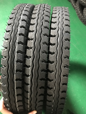 Pneus de moto de 18 pouces 90/90-18 3,00-18 2,50-18 2,25-18 2,75-18 avec caoutchouc naturel